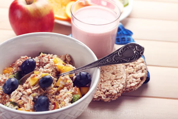 Farina d'avena saporita e frutta su fondo di legno. Alimentazione sana concetto . — Foto Stock