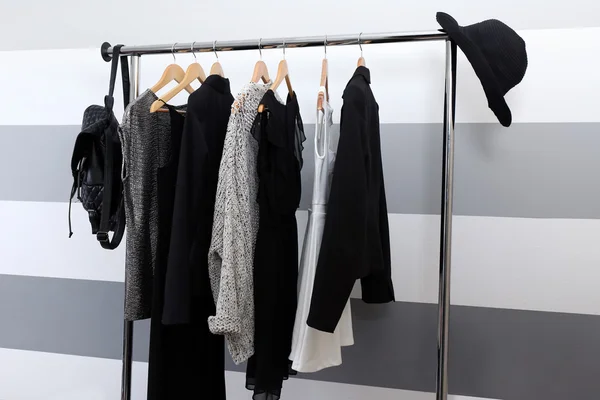 Kvinnliga kläder på galgar i ett rum — Stockfoto