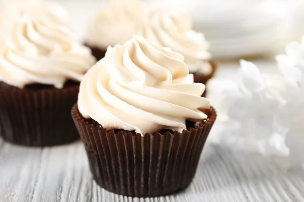 Weiße Cupcakes auf Holztisch — Stockfoto
