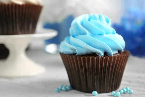 Cupcake on wooden table — Stock Photo, Image