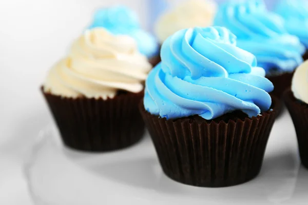 Cupcakes op schotel close-up — Stockfoto