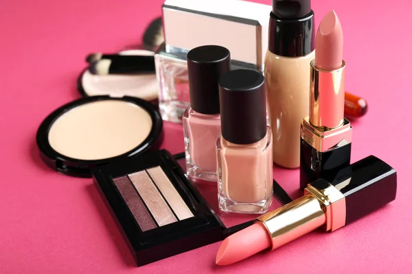 A rózsaszín háttér kozmetikumok — Stock Fotó