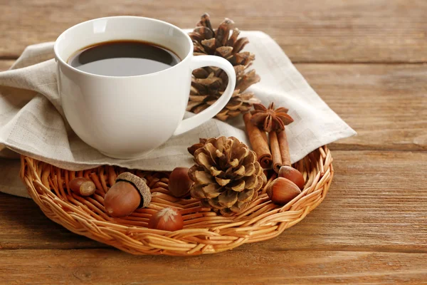 Tasse Kaffee und Serviette auf einer Weidenmatte — Stockfoto