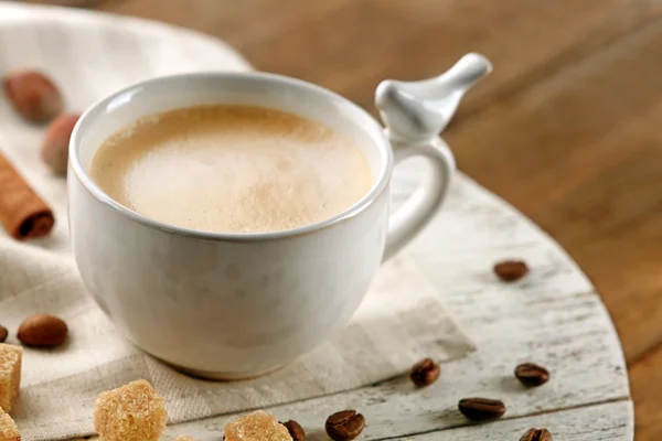 Tasse Kaffee mit Zucker und Zimt auf weißer Holzmatte — Stockfoto