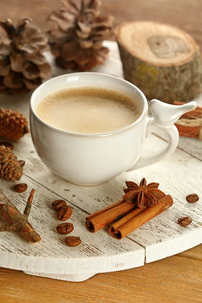 Tazza di caffè con zucchero e cannella su tappetino di legno bianco — Foto Stock