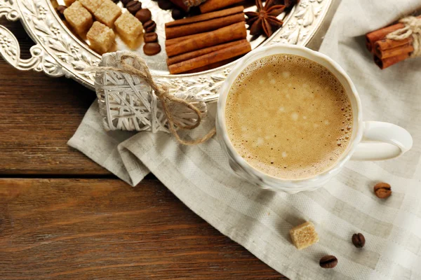 Kopp kaffe och kryddor på metall bricka på servett — Stockfoto