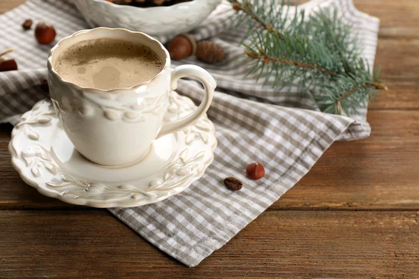 Tasse Kaffee und Christbaumzweig auf Serviette — Stockfoto