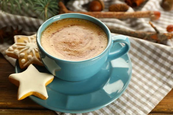 Tazza di caffè con biscotti a forma di stella e ramo di albero di Natale su tovagliolo — Foto Stock