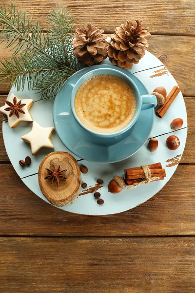 Xícara de café com biscoitos em forma de estrela e ramo de árvore de Natal no tapete de madeira — Fotografia de Stock