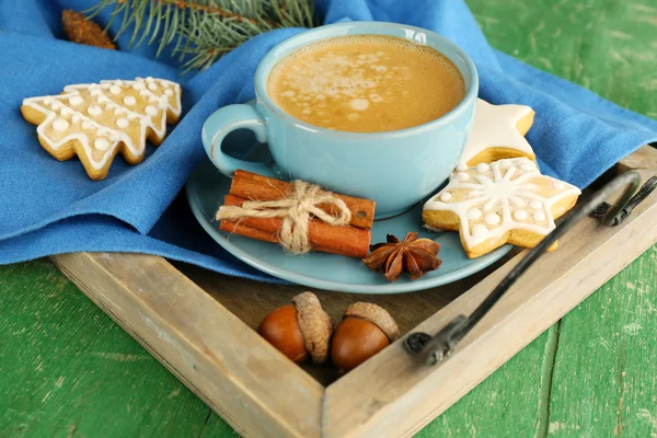 Xícara de café com biscoitos em forma de estrela no guardanapo na bandeja de madeira — Fotografia de Stock