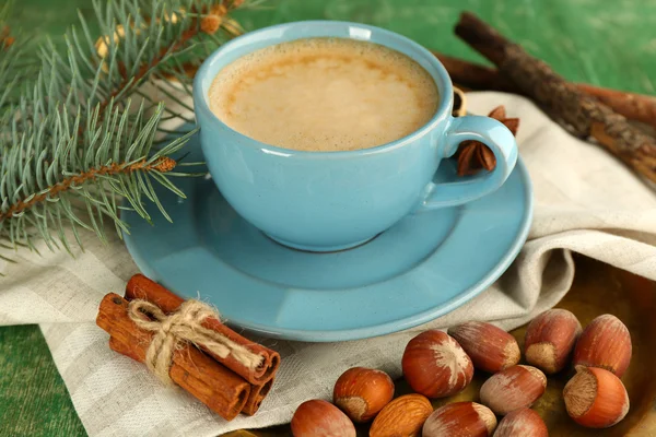 Tasse Kaffee auf Metallplatte, Nahaufnahme — Stockfoto