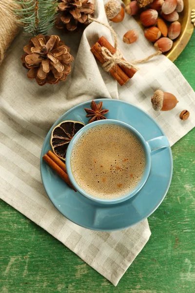 Tazza di caffè e spezie dolci su vassoio di metallo, vista dall'alto — Foto Stock