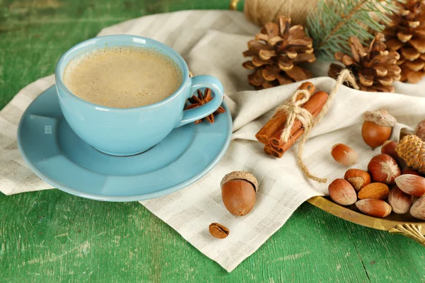 Taza de café en servilleta sobre fondo de madera verde — Foto de Stock