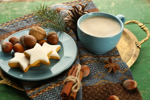 Xícara de café com biscoitos em forma de estrela em uma bandeja de metal — Fotografia de Stock