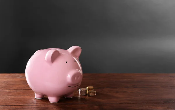 Piggy bank with coins — Stock Photo, Image