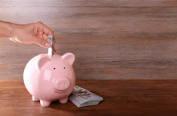 Hombre poniendo billete de dólar —  Fotos de Stock