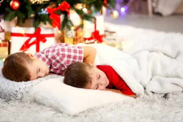 Deux petits frères mignons à Noël — Photo