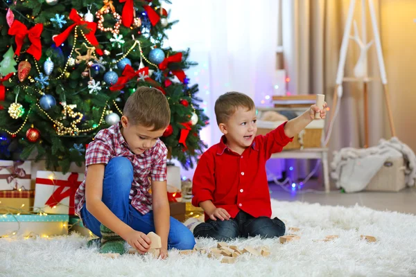 Twee schattige kleine broers op Kerstmis — Stockfoto