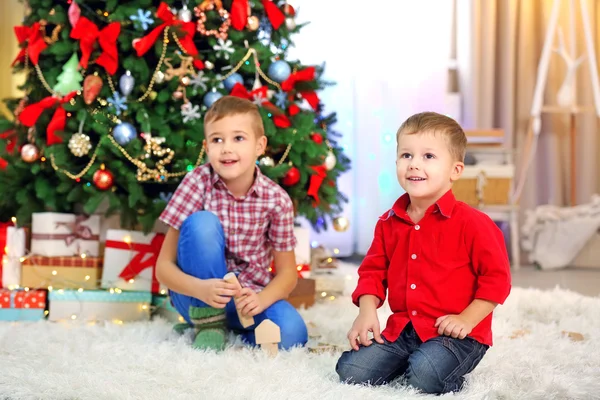 Due simpatici fratellini a Natale — Foto Stock