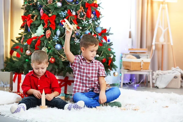 Two cute small brothers on Christmas — Stock Photo, Image
