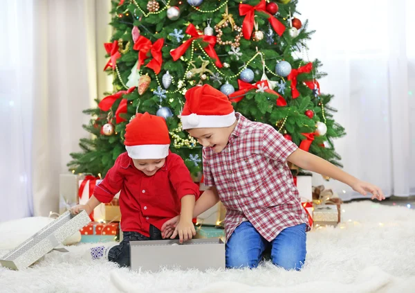 Dois irmãos pequenos bonitos no Natal — Fotografia de Stock