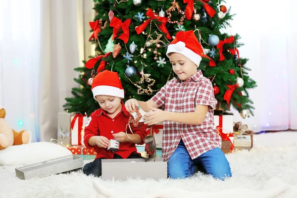 Twee schattige kleine broers op Kerstmis — Stockfoto