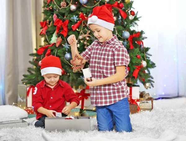 Dos hermanos pequeños lindos en Navidad —  Fotos de Stock