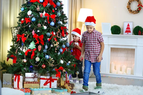 Twee schattige kleine broers op Kerstmis — Stockfoto