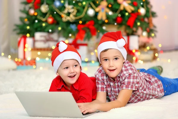 Dos hermanos pequeños lindos en Navidad —  Fotos de Stock