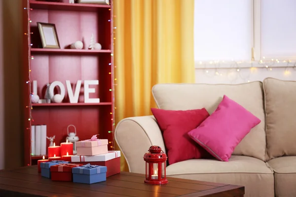 Mesa con cajas de regalo y velas — Foto de Stock