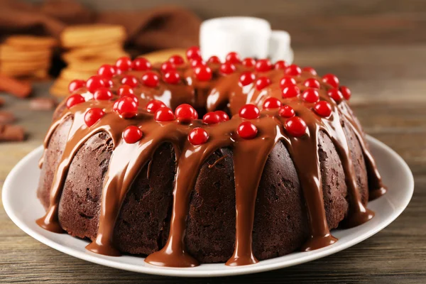 Шоколадный торт с ягодами снежного дерева на столе — стоковое фото