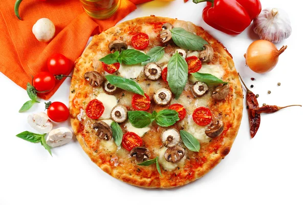 Leckere Pizza und frisches Gemüse auf weißem Hintergrund, Nahaufnahme — Stockfoto