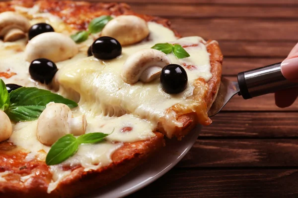 Deliciosa pizza em fatias no fundo de madeira, close-up — Fotografia de Stock