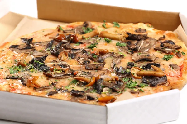 Savoureuse pizza fraîche dans une boîte en carton, gros plan — Photo