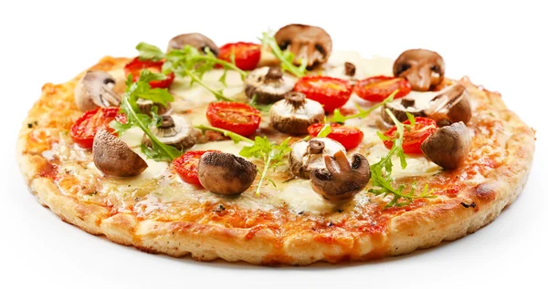 Smakelijke pizza met champignons en tomaten geïsoleerd op witte achtergrond — Stockfoto