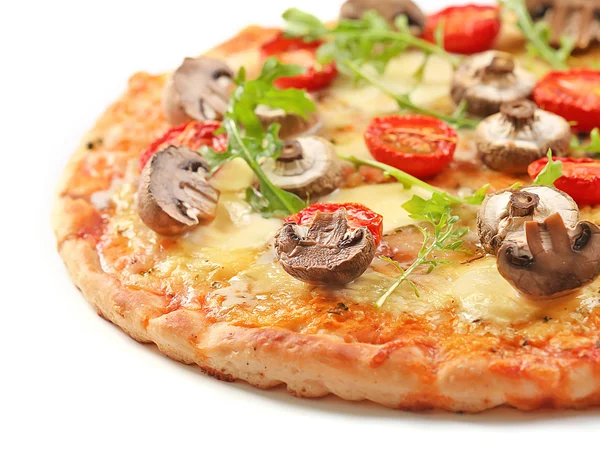 Leckere Pizza mit Pilzen und Tomaten isoliert auf weißem Hintergrund, Nahaufnahme — Stockfoto