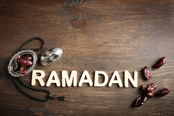 Mot RAMADAN avec chapelet et dattes fruits — Photo