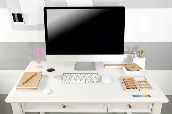 Modern arbetsplats med dator på bordet — Stockfoto