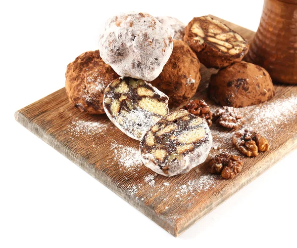 Chocolade salami snoepjes met koffiepot op een snijplank, geïsoleerd op wit — Stockfoto