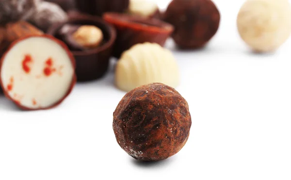 Coleção variada de doces e doces de chocolate, isolados em branco, close-up — Fotografia de Stock