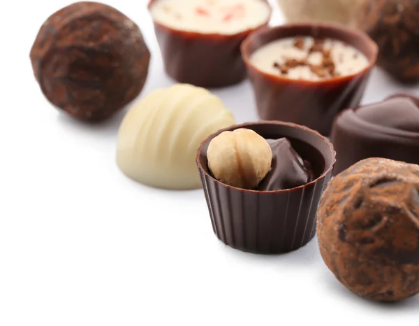 Sortierte Kollektion von Schokoladenbonbons und Bonbons, isoliert auf weiß — Stockfoto