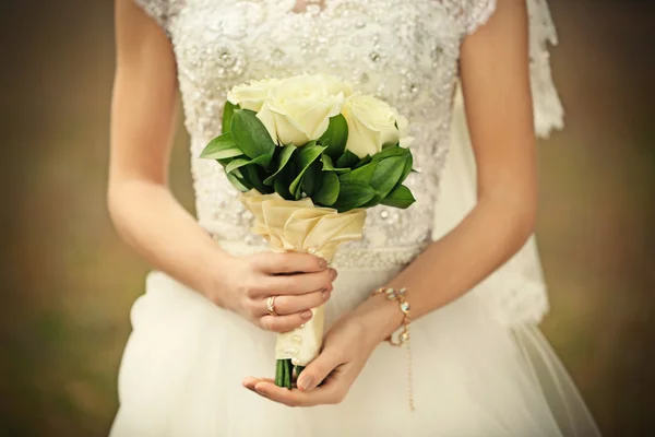 Bukiet ślubny w rękach — Zdjęcie stockowe