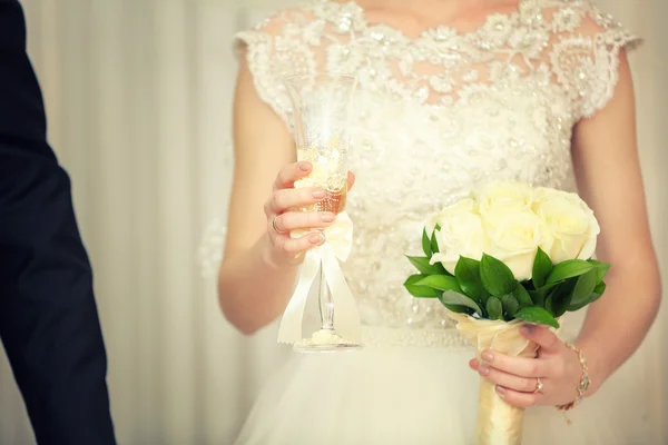 Vidro de casamento na mão de uma noiva — Fotografia de Stock