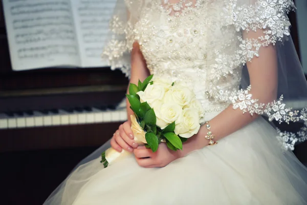 Buquê de casamento em mãos de noiva — Fotografia de Stock