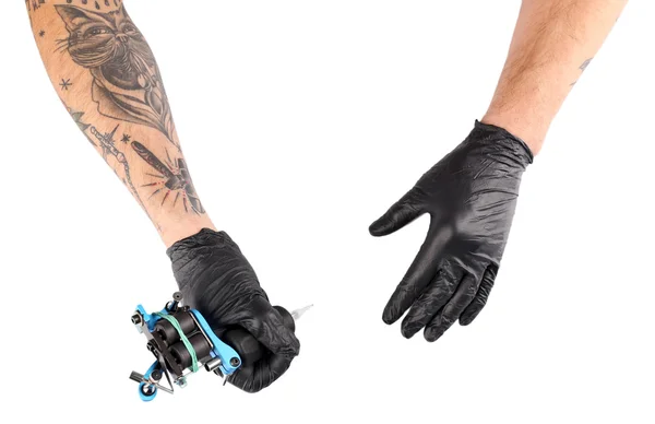 Tatueraren händer i handskar med tatuering maskin — Stockfoto