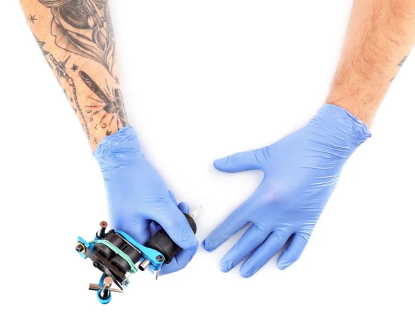 Tätowierer Hände in Handschuhen mit Tätowiermaschine — Stockfoto