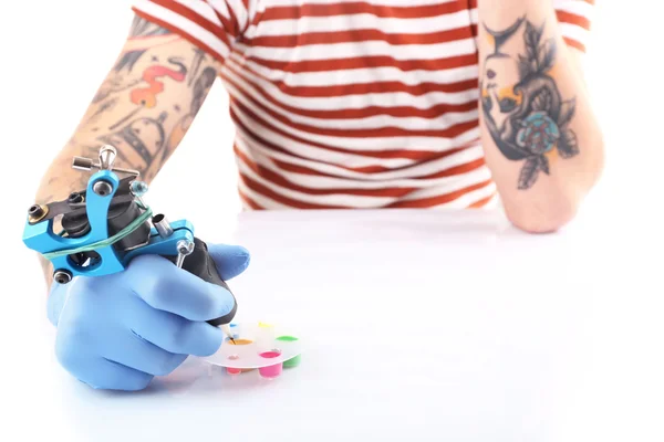 Hand in de handschoen met tattoo machine — Stockfoto