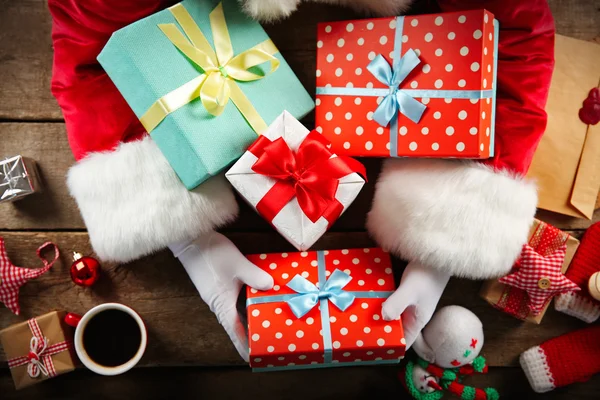 Caja de regalo en las manos de Santa Claus —  Fotos de Stock