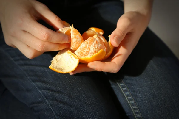 Hand peeling tangerine — Stock Photo, Image