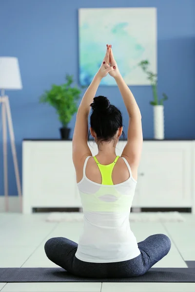 Frau macht Yoga-Übungen — Stockfoto